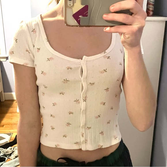Brandy Melville Tops - Floral Brandy Melville top!